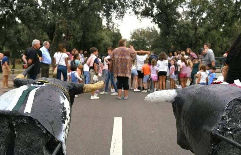 Un torero contento, unos títulos de juguete y un puñado de misiles