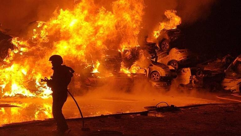 Piras de coches ardiendo por Navidad