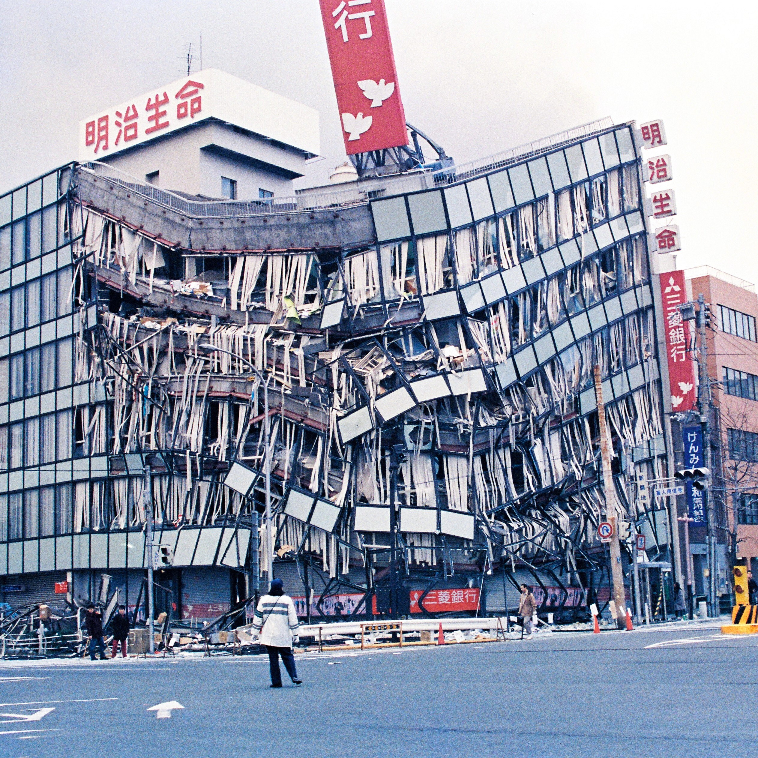 半壊した店舗から命がけでハンコを救出　28年前の銀行員たちの物語 #1114