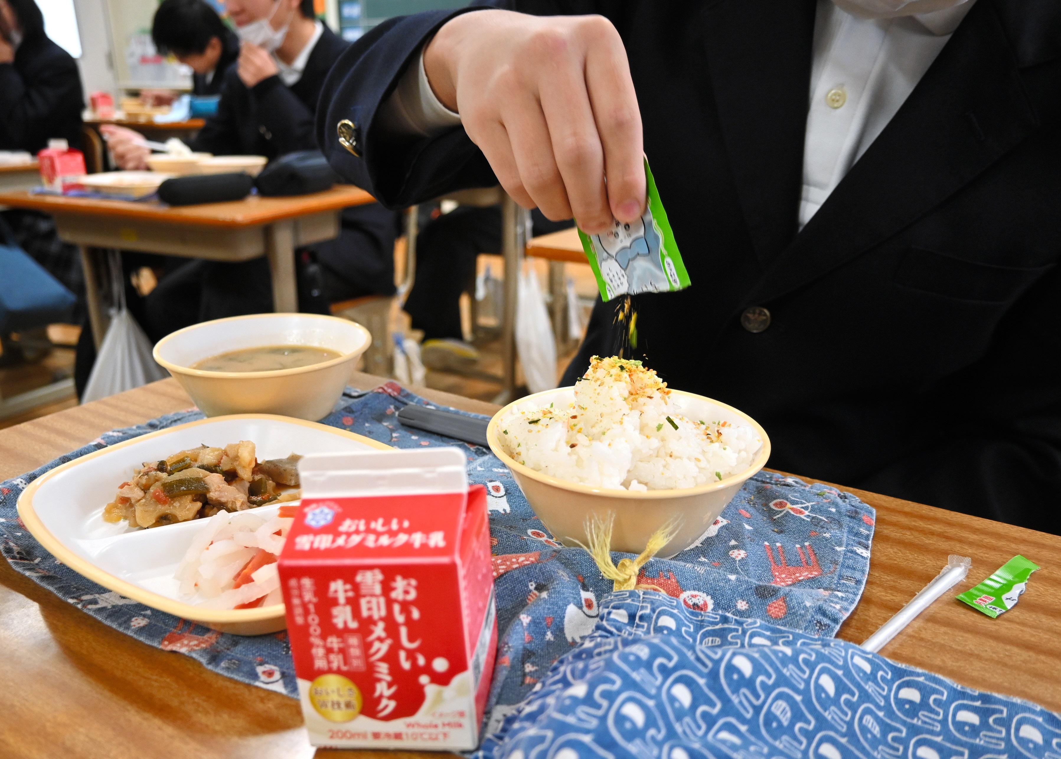 給食「ふりかけ持参OK」に賛否　生徒の要望に市長がGO、栄養面では大丈夫？ #599