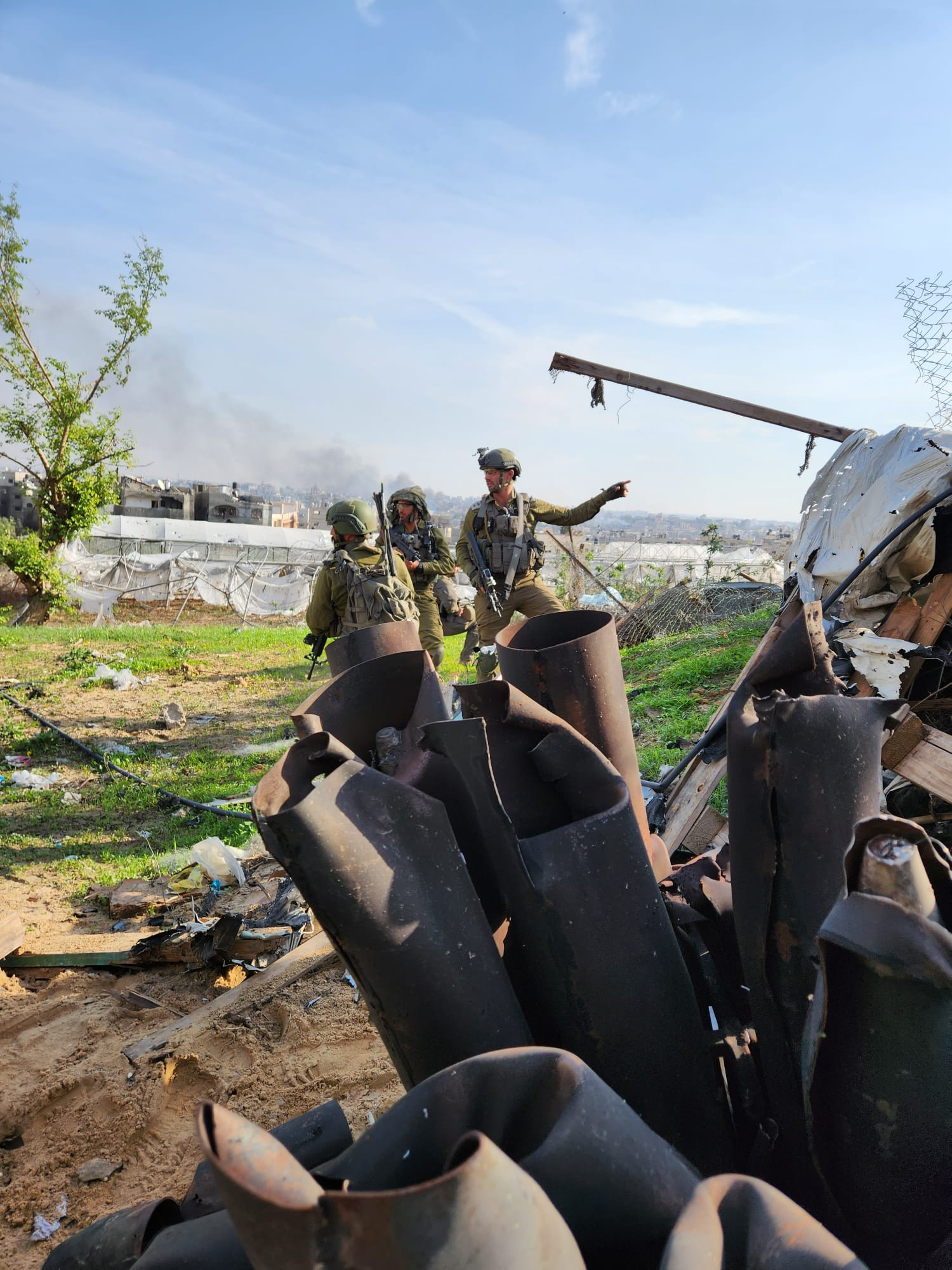 חומר נפץ במטרנה, משגרים מפוצצים ולוחמים עם ברק בעיניים: כתבי כאן חדשות בסיור ברצועה