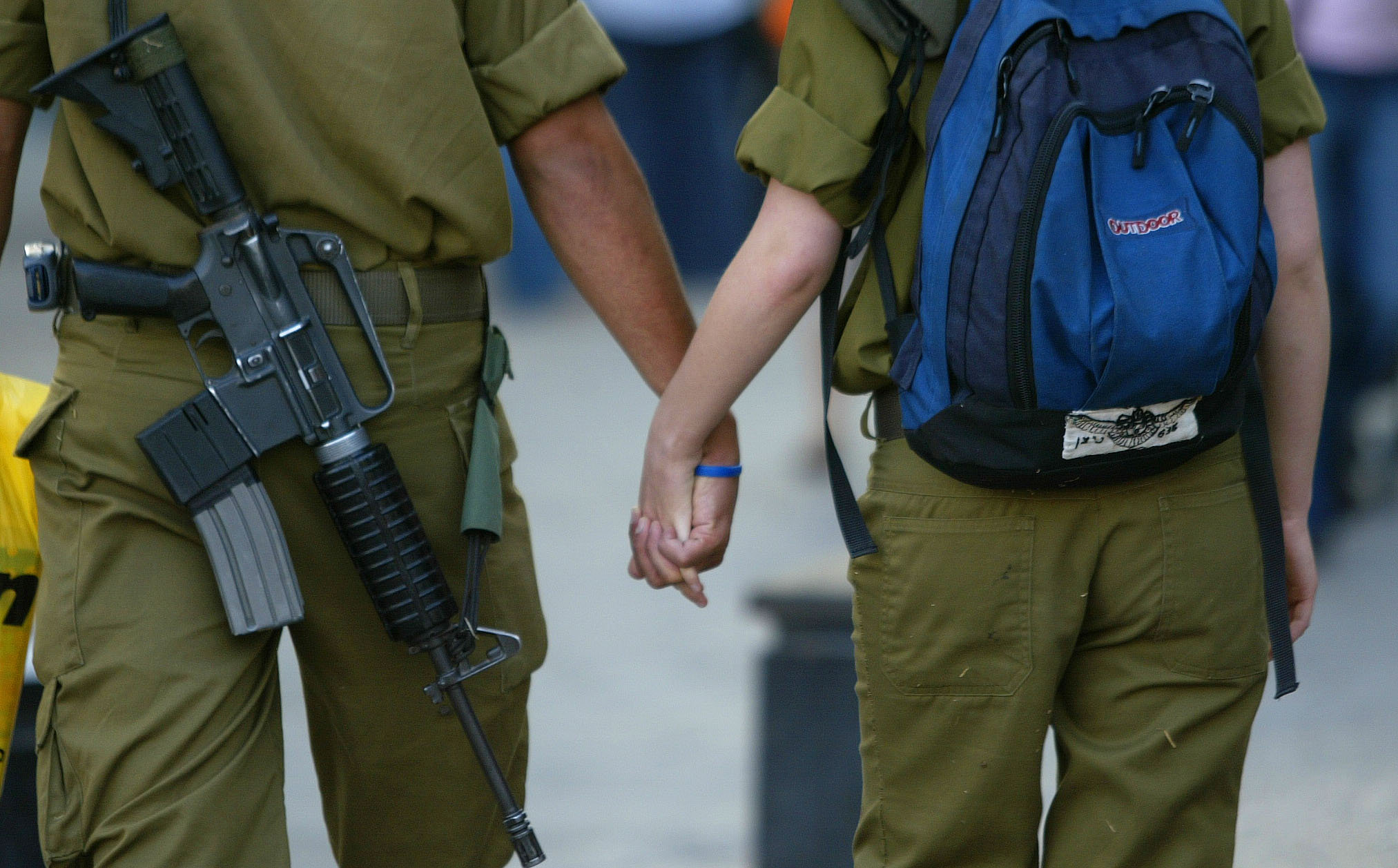 יד ביד לכלא: זוג החיילים שנשלחו ל-10 ימים בכלא בגלל שהלכו יד ביד בבסיס