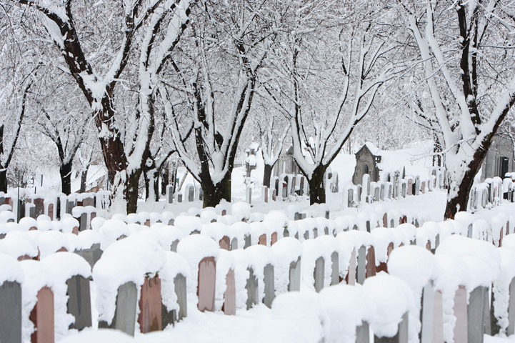 Families denied access to Montreal cemetery due to ongoing labour disputes