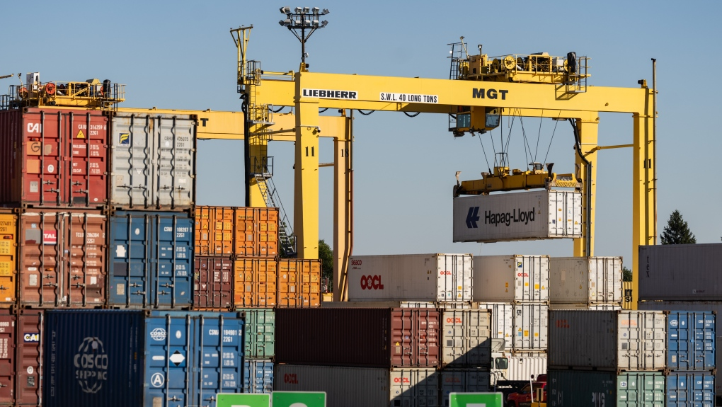 How much money is being lost per day at the Port of Montreal?