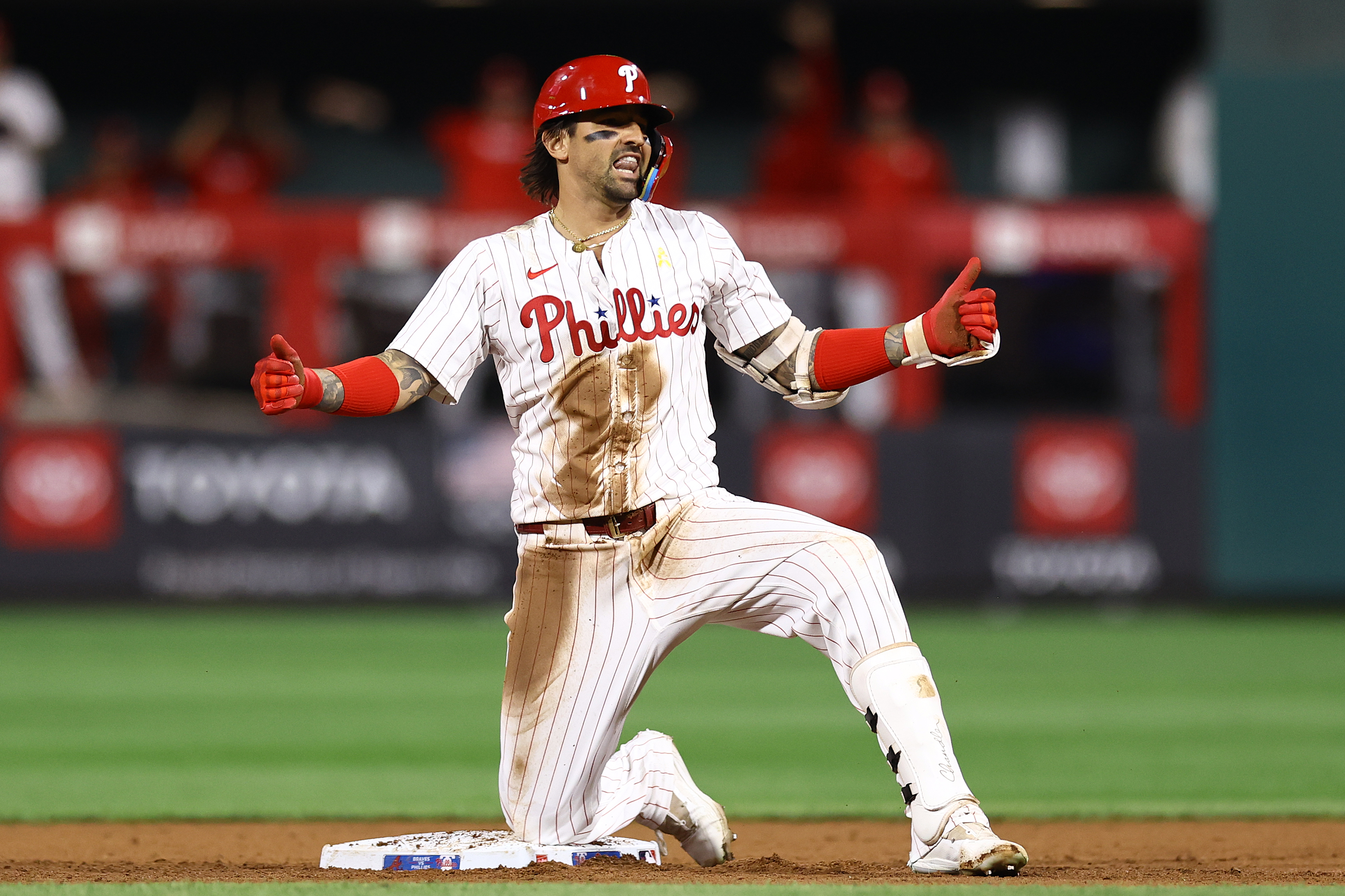 Nick Castellanos helps Phillies beat Braves 3-2 in 11 innings