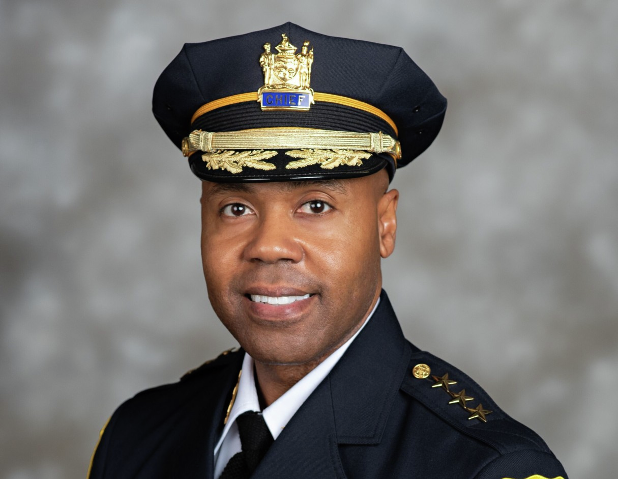 Warren hires new police commissioner after national search