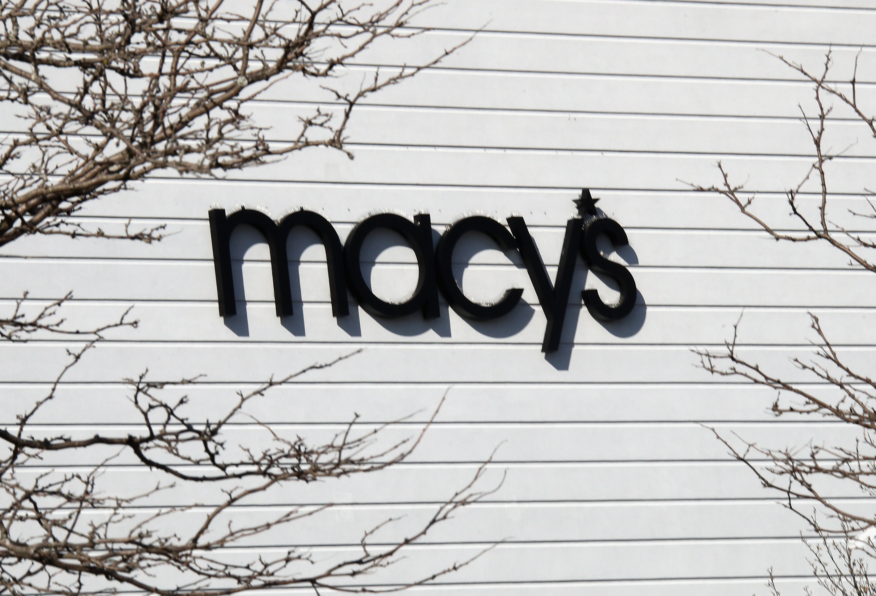 Couple used children to shoplift at suburban Macy's: authorities