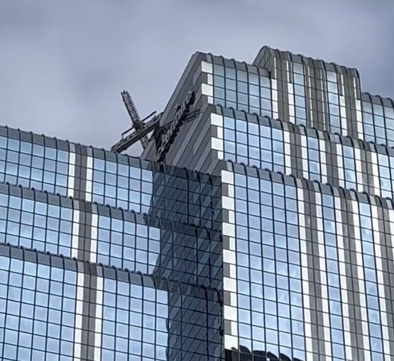 Man scales Loop high-rise office building