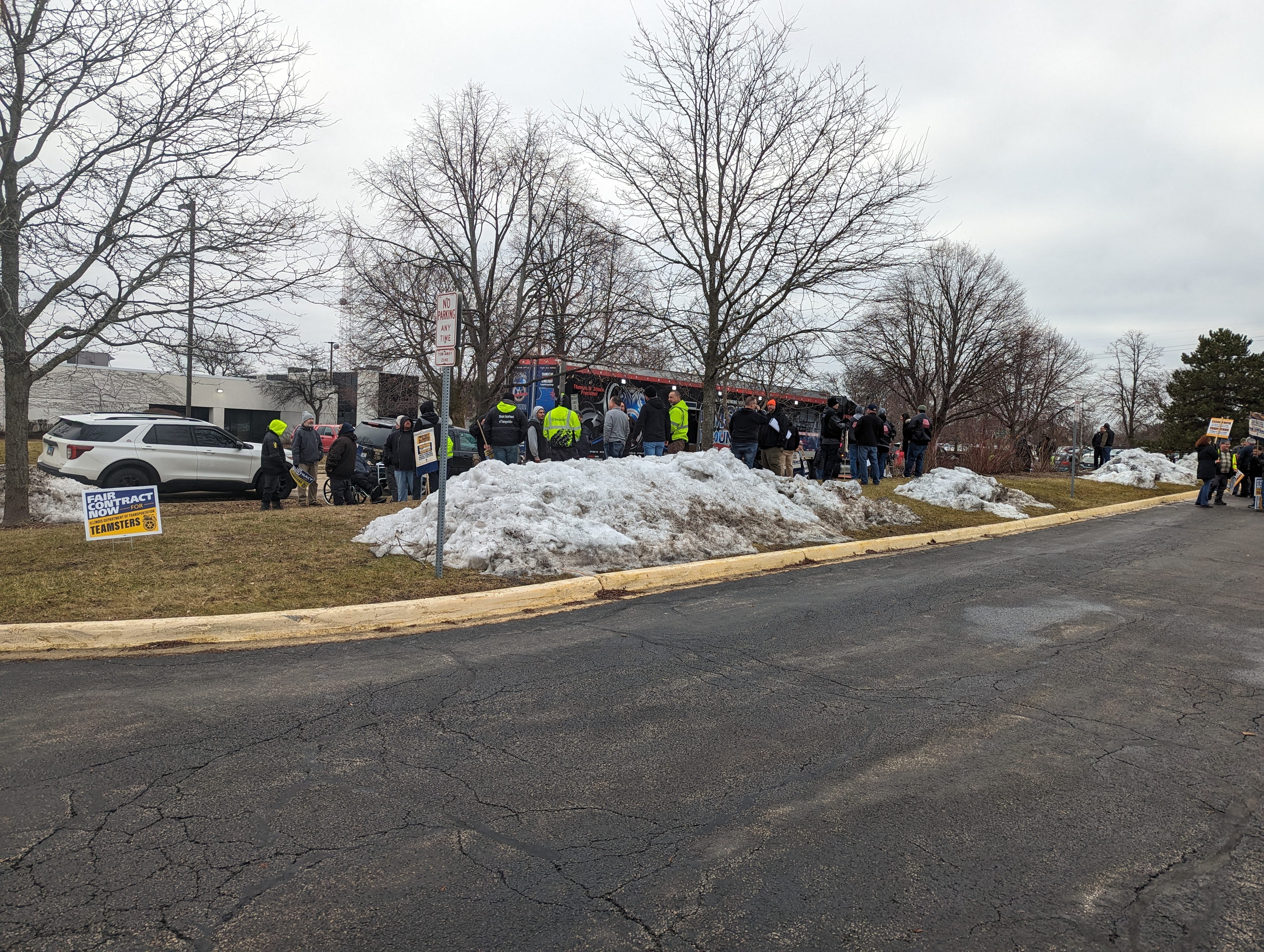 Teamsters union rallies outside IDOT headquarters as possible strike looms