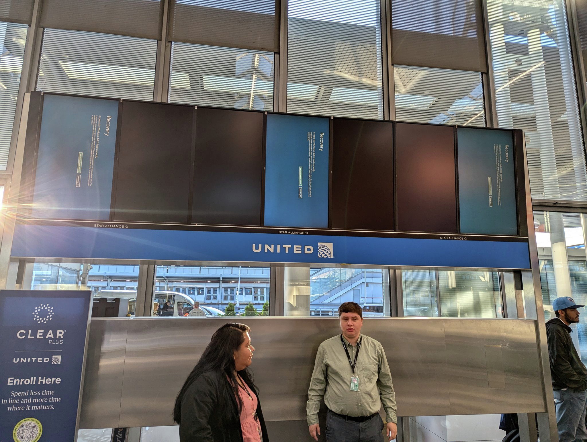 O'Hare Airport screens go dark due to massive internet outage