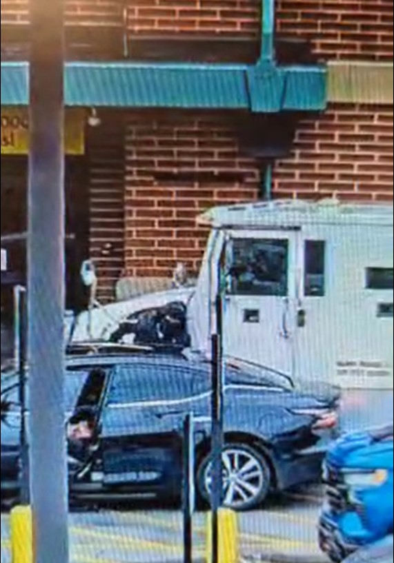 Video shows armored truck robbery outside Chicago Heights grocery store