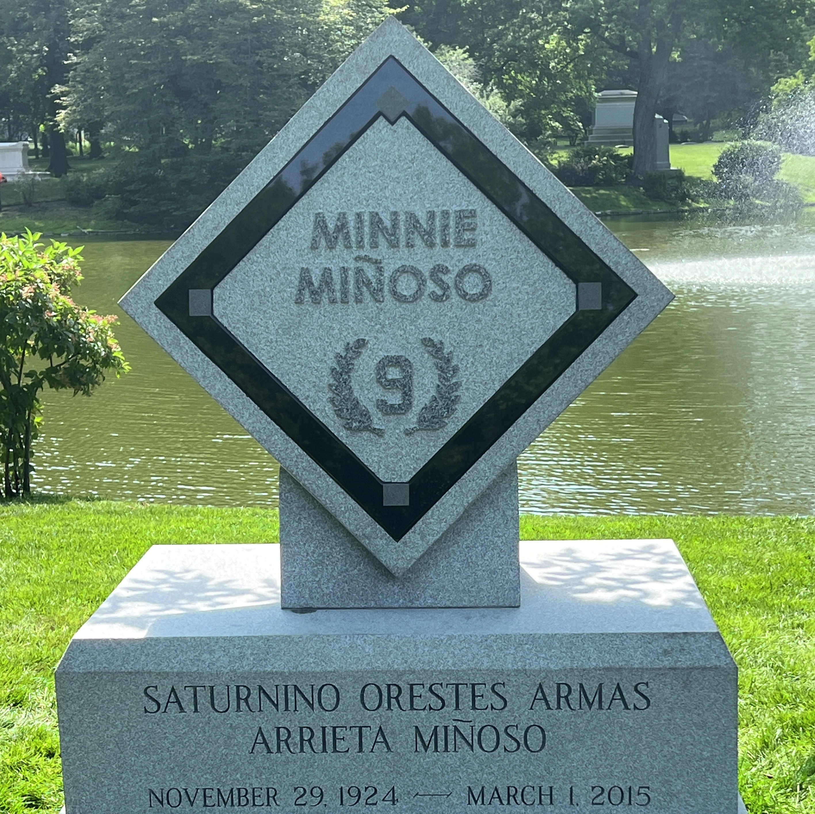 Monument to Minnie Miñoso goes up at Graceland Cemetery