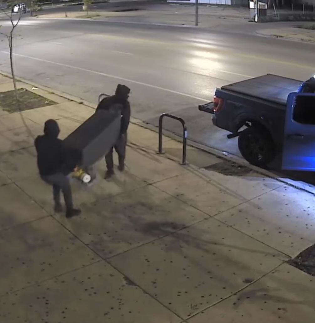 Chicago police release video of burglars targeting West Side businesses
