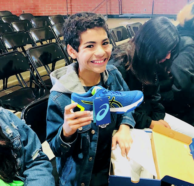 Hundreds of kids in Santa Ana have been fitted with new footwear for the summer, thanks to our KNX heroes at KAMSF!