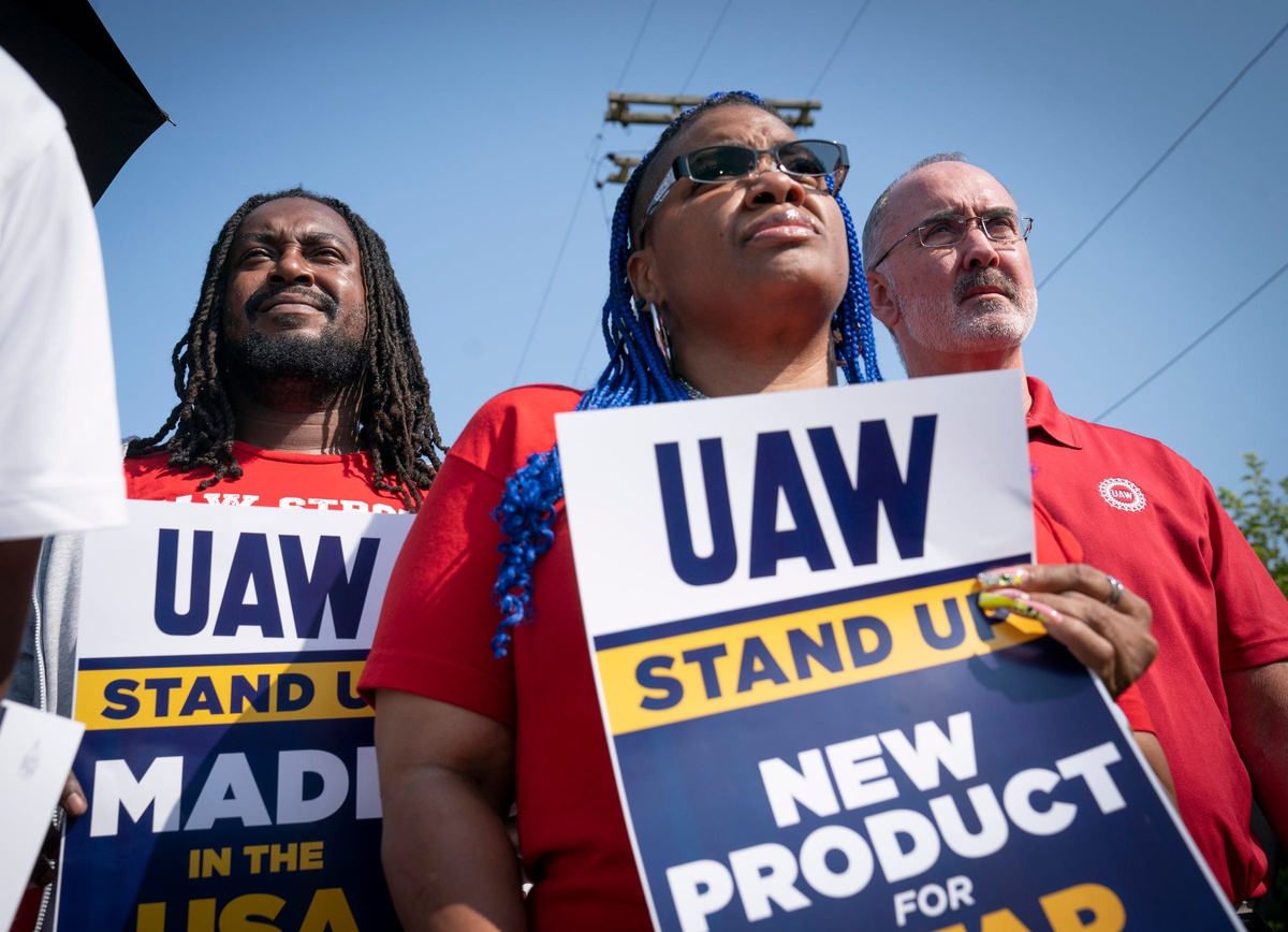 UAW files unfair labor complaint against Stellantis