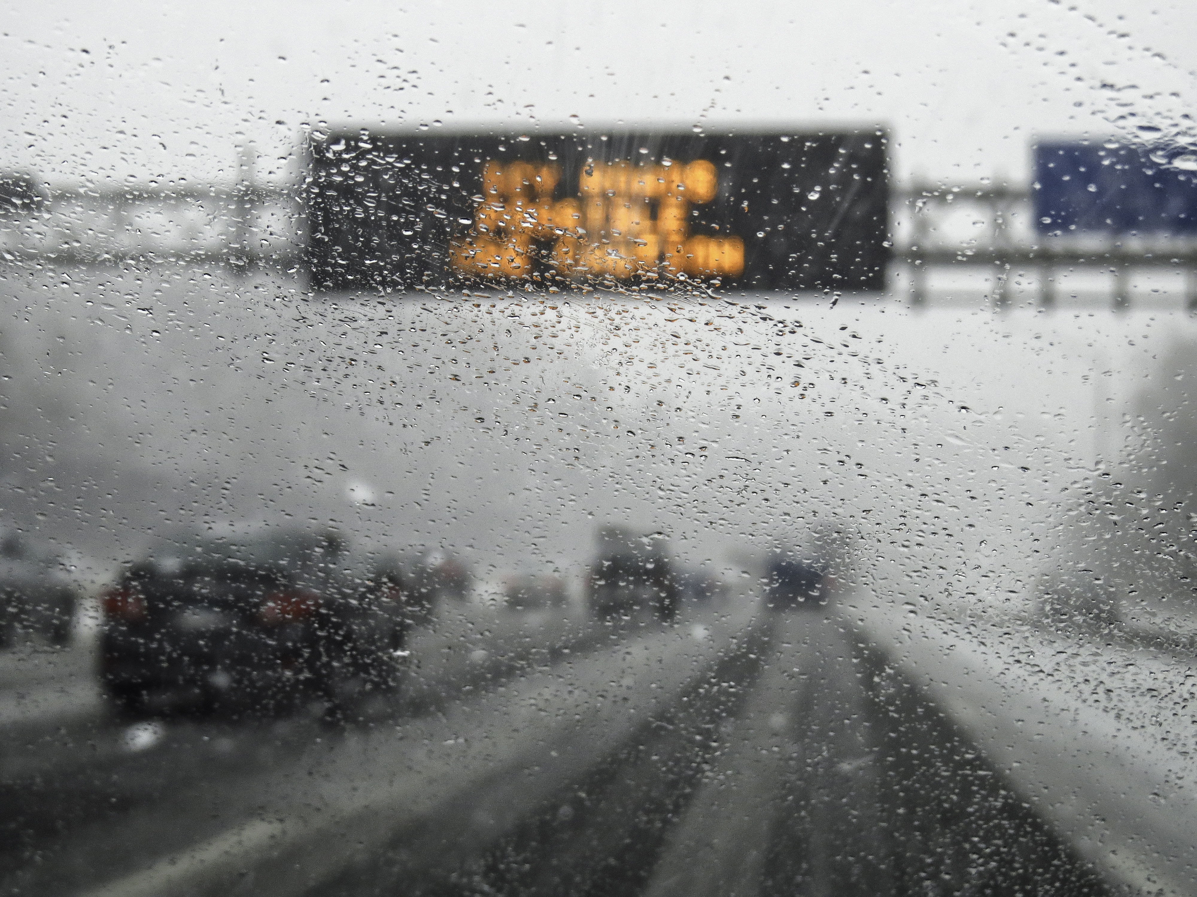 Snow and rain causing a messy commute this morning