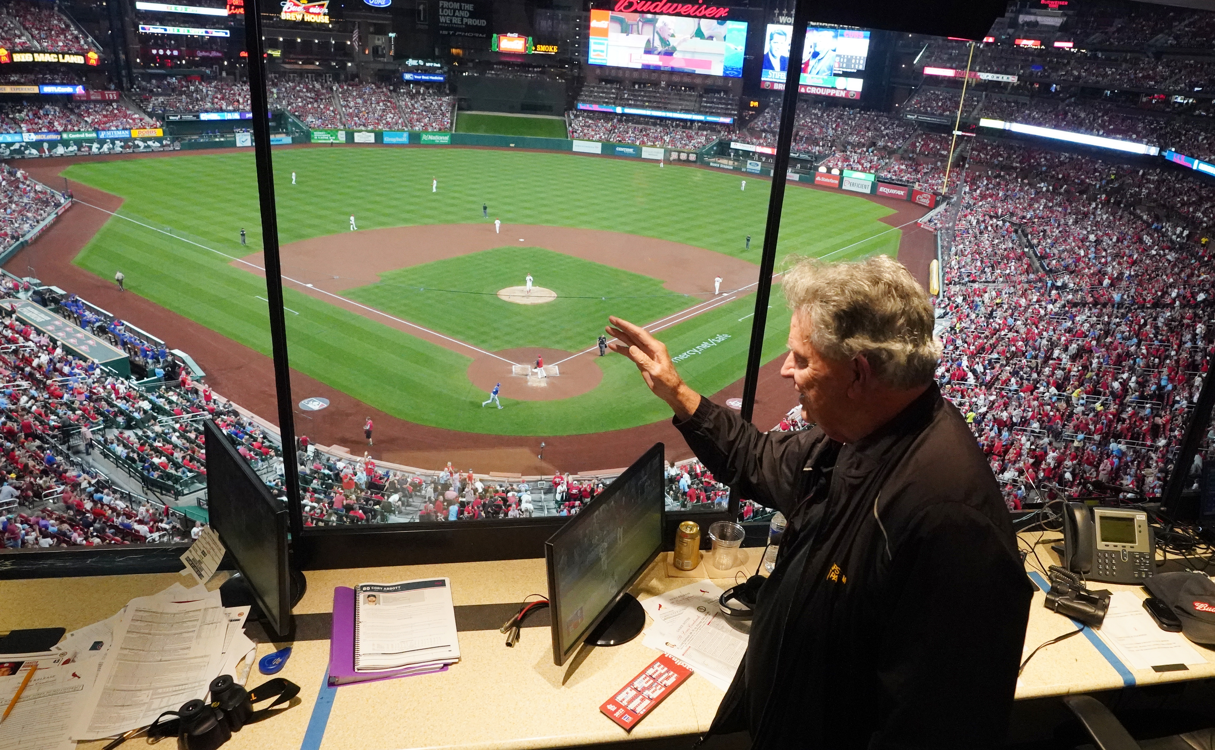 Mike Shannon left nearly speechless by ceremony before final Cardinals game