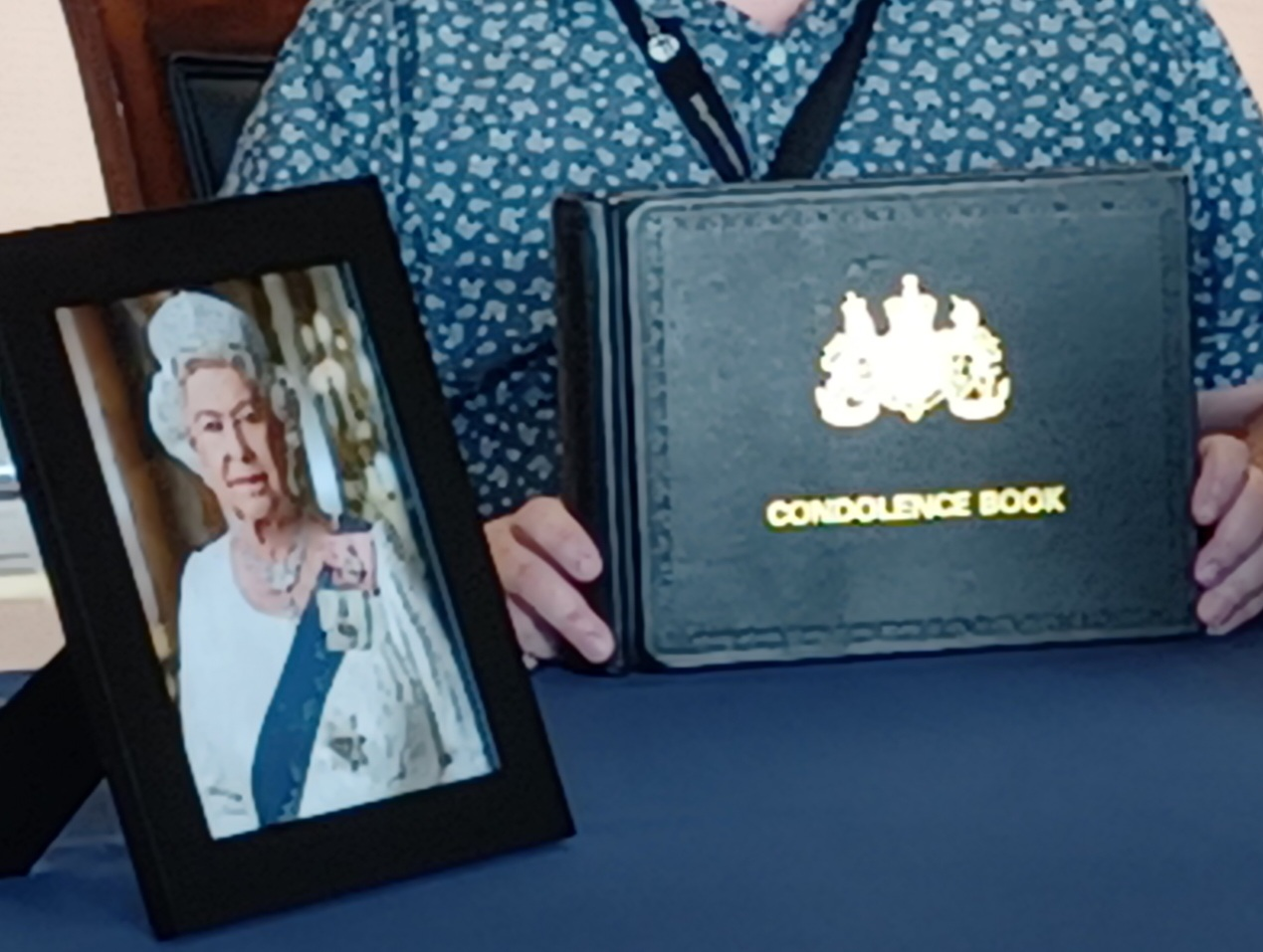 North Texans sign condolence book for Queen Elizabeth at Dallas City Hall