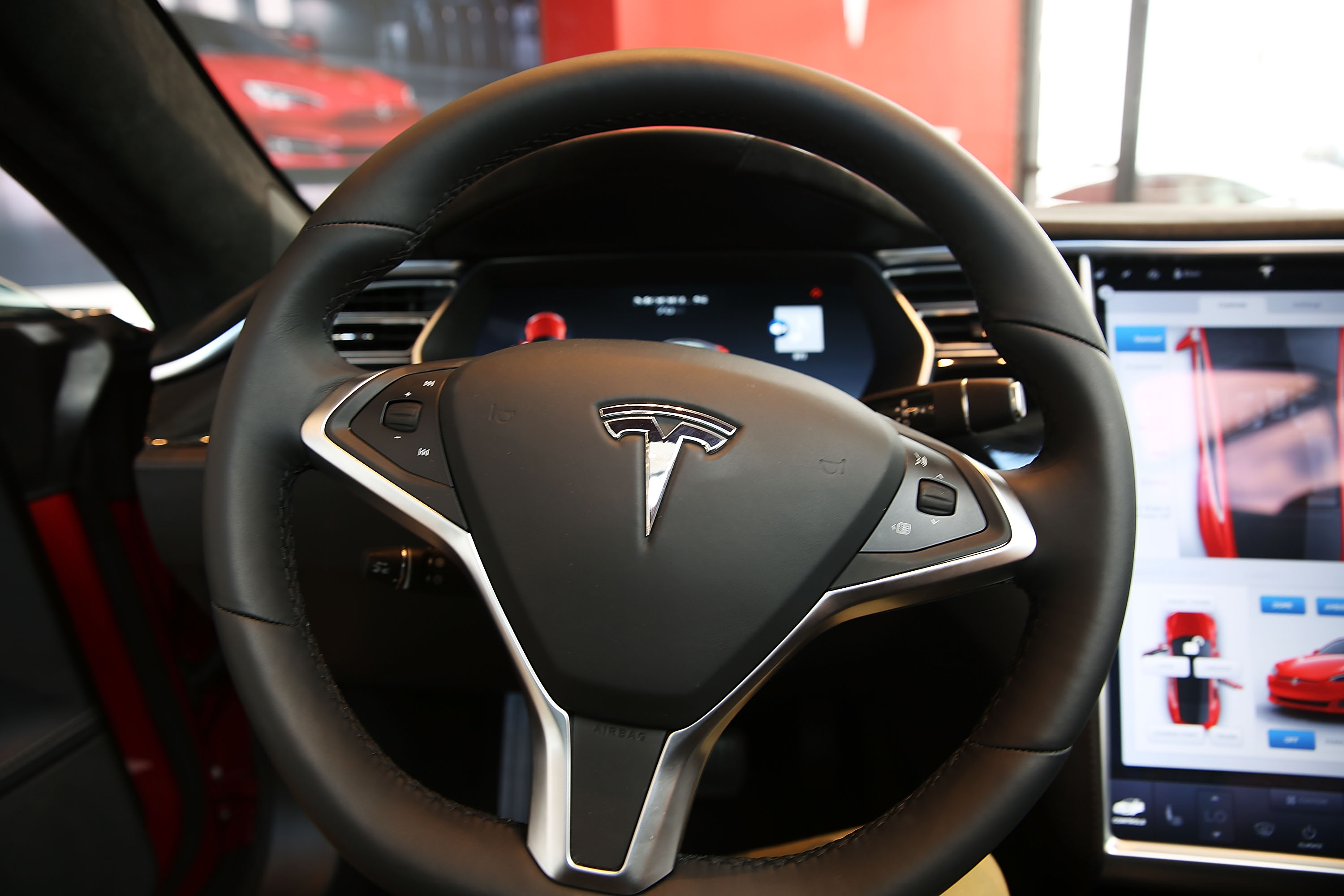 Complaints of Tesla steering wheels falling off