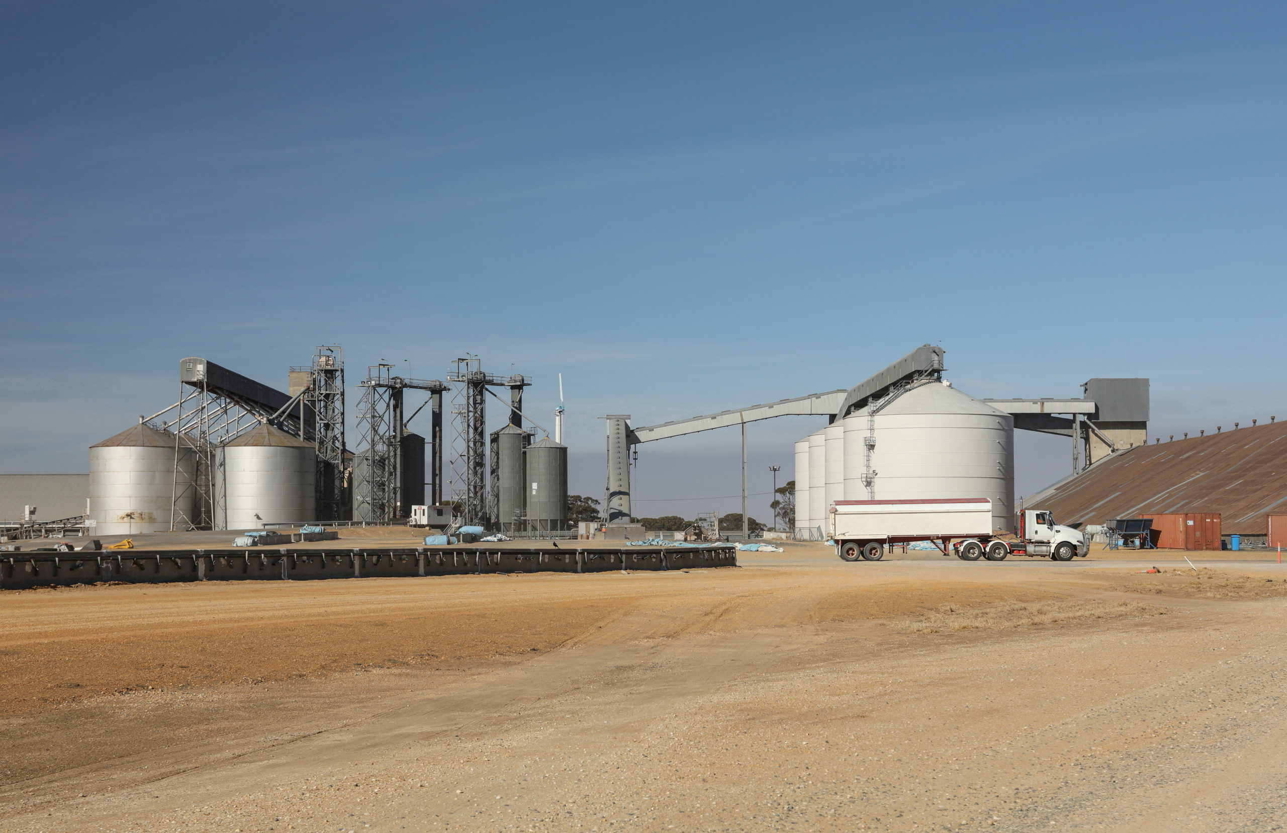 Graincorp workers vote to stop work next week unless a pay increase is agreed upon