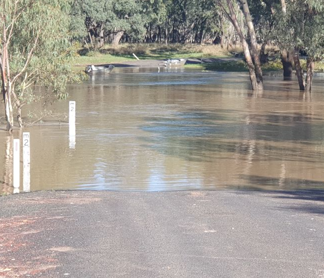 Man clings to tree in flood waters for hours 