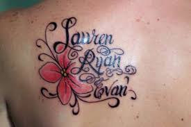 Татуировка имени дочери с цветами