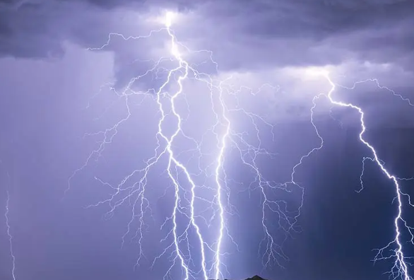 Severe storms batter SA, Vic and western NSW - Thousands without power