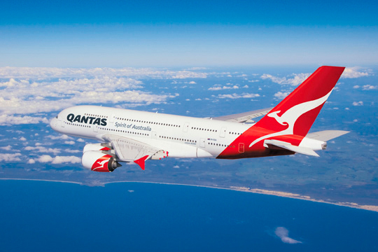 Qantas makes cash promise to staff as engineers walk off the job