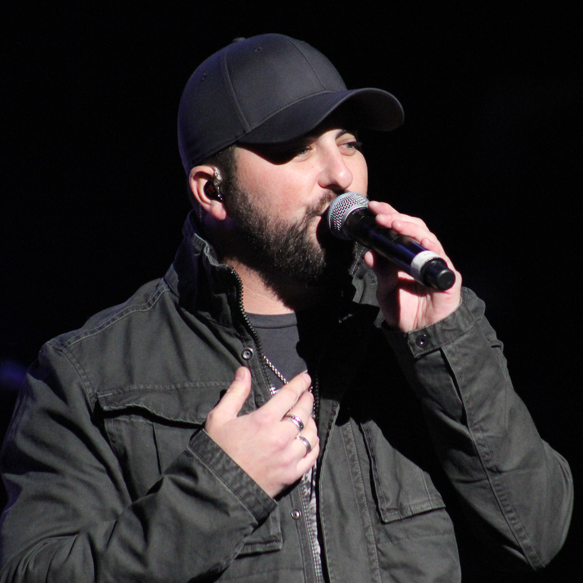 Tyler Farr - A Guy Walks Into a Bar