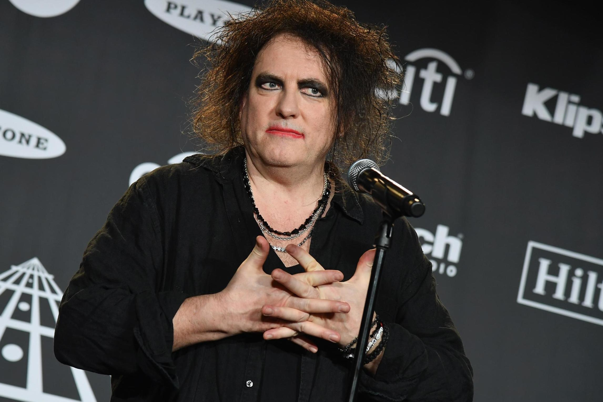 Солист солистка. Роберт Смит the Cure. Роберт Смит the Cure сейчас. Robert Smith 2019. The Cure солист.