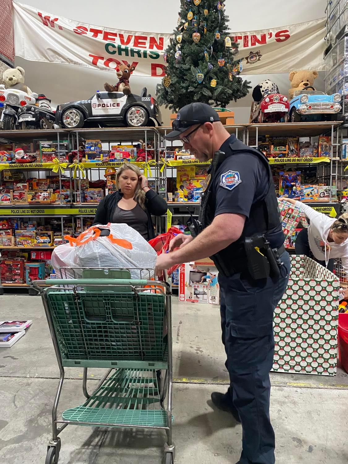 Arizona police officers make Christmas extra bright for some kids