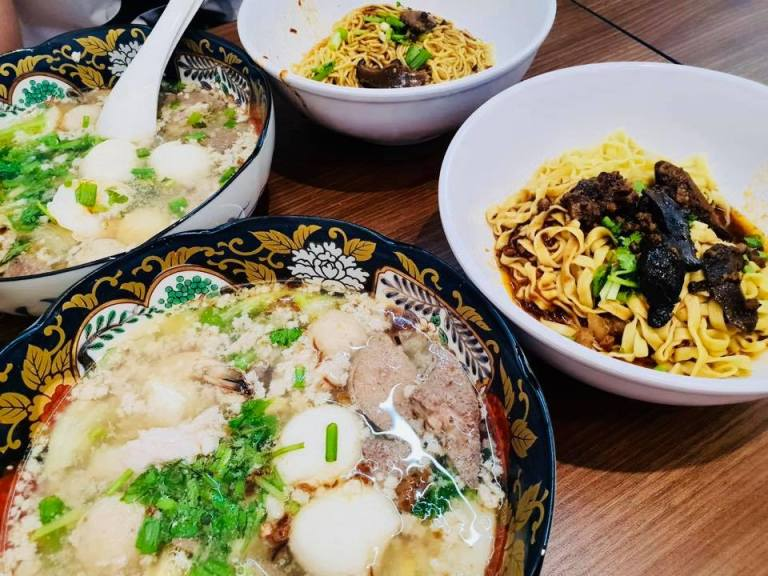 MAKAN KAKIS WITH DENISE & SHAWN KISHORE - BAK CHOR MEE FOR BREAKFAST