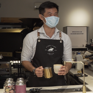 【饮食技录】咖啡师4.0: 政府部长陈国明泡制咖啡的手艺如何？