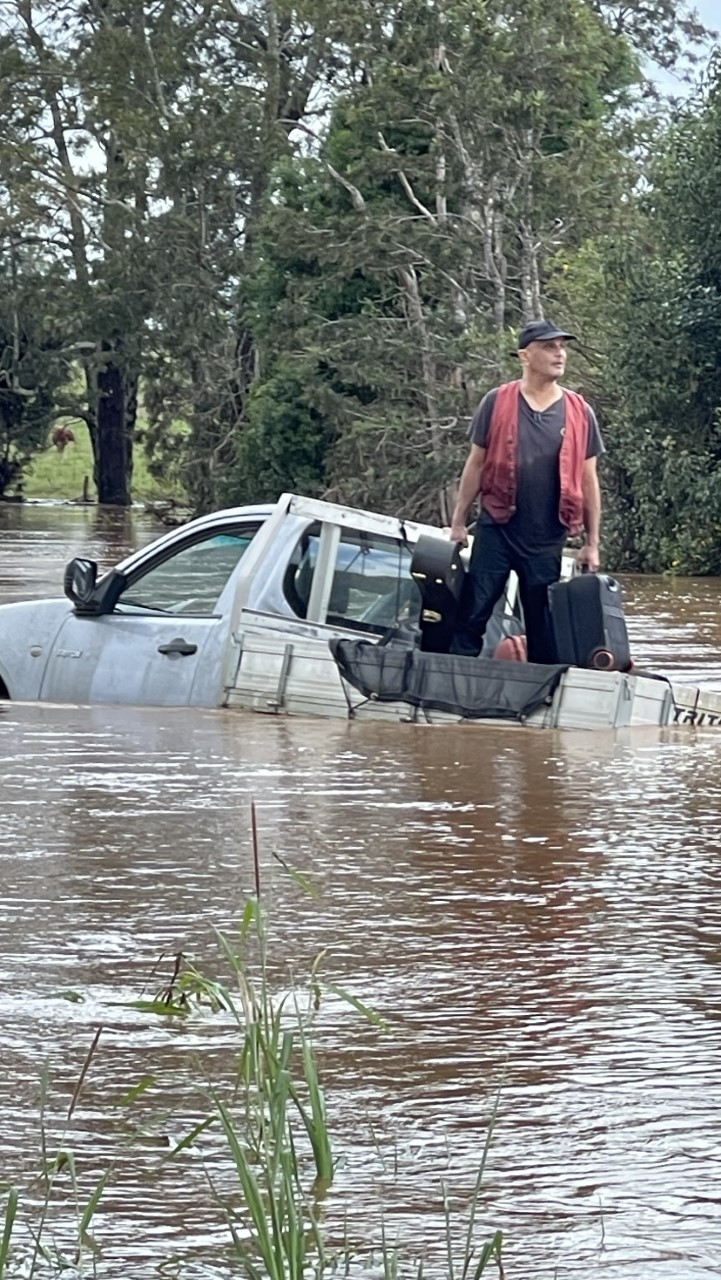 Comedian rescued from floodwaters on the way to Melbourne Comedy Festival