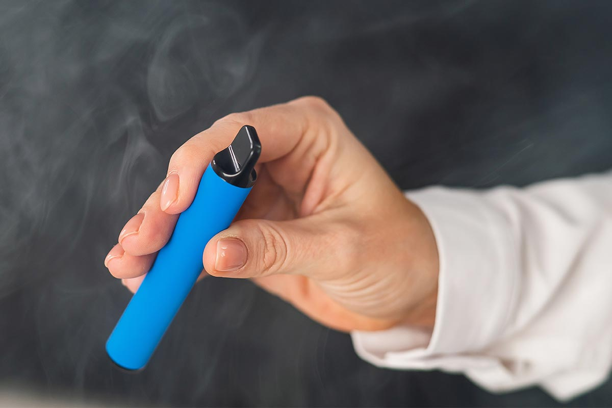 Public health expert blasts convenience store lobby's vape sales push