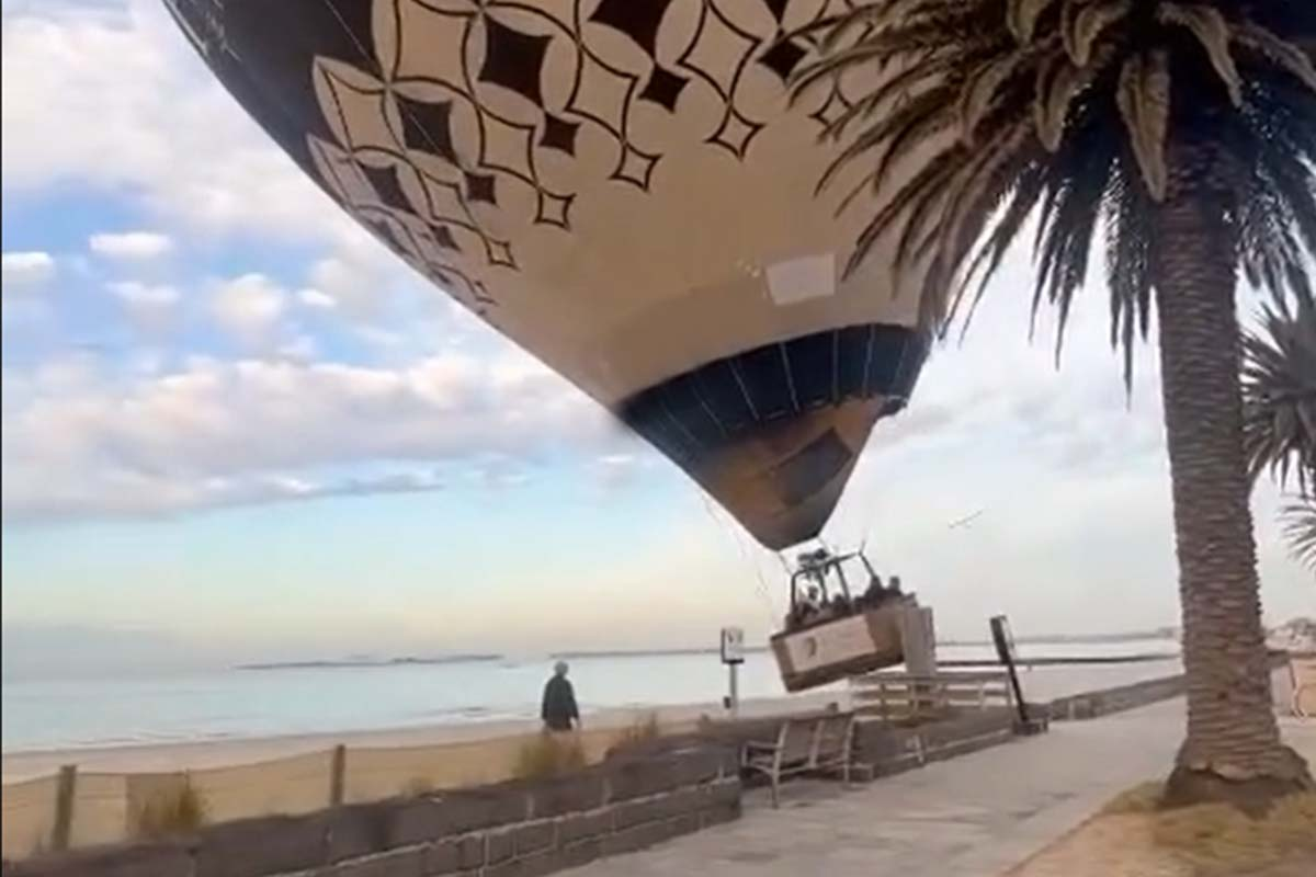 Hot air balloon comes down on beach in St Kilda