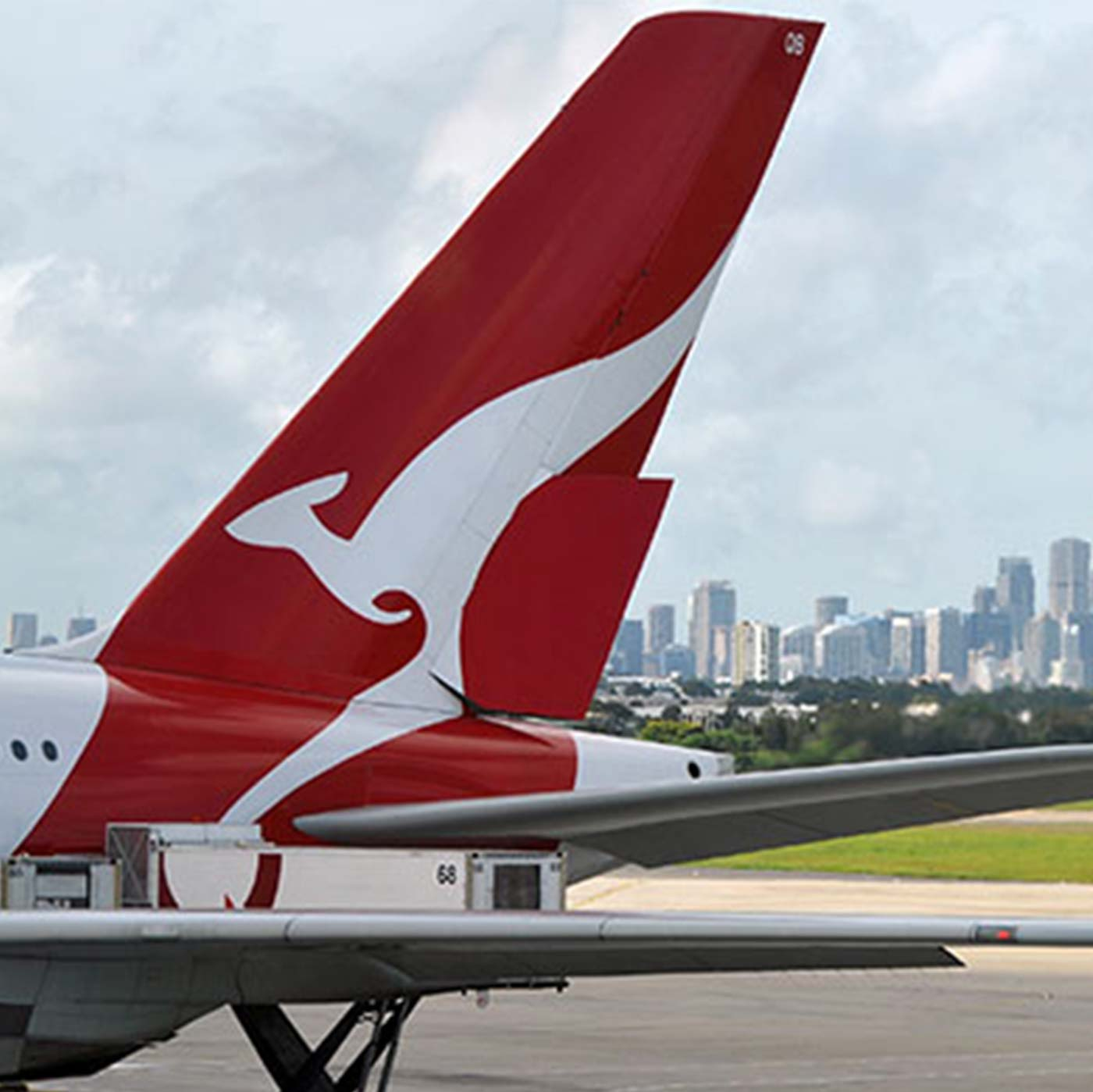 Plan to restart Qantas overseas flights by Christmas relies on vaccination and 'one other thing'