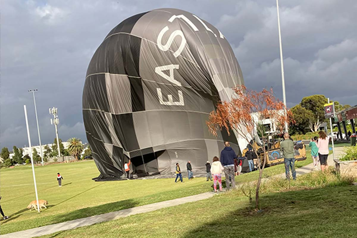 Hot air balloon makes emergency landing in Ascot Vale