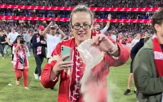 Sydney Swans fans scatter nan's ashes during Buddy Franklin celebration