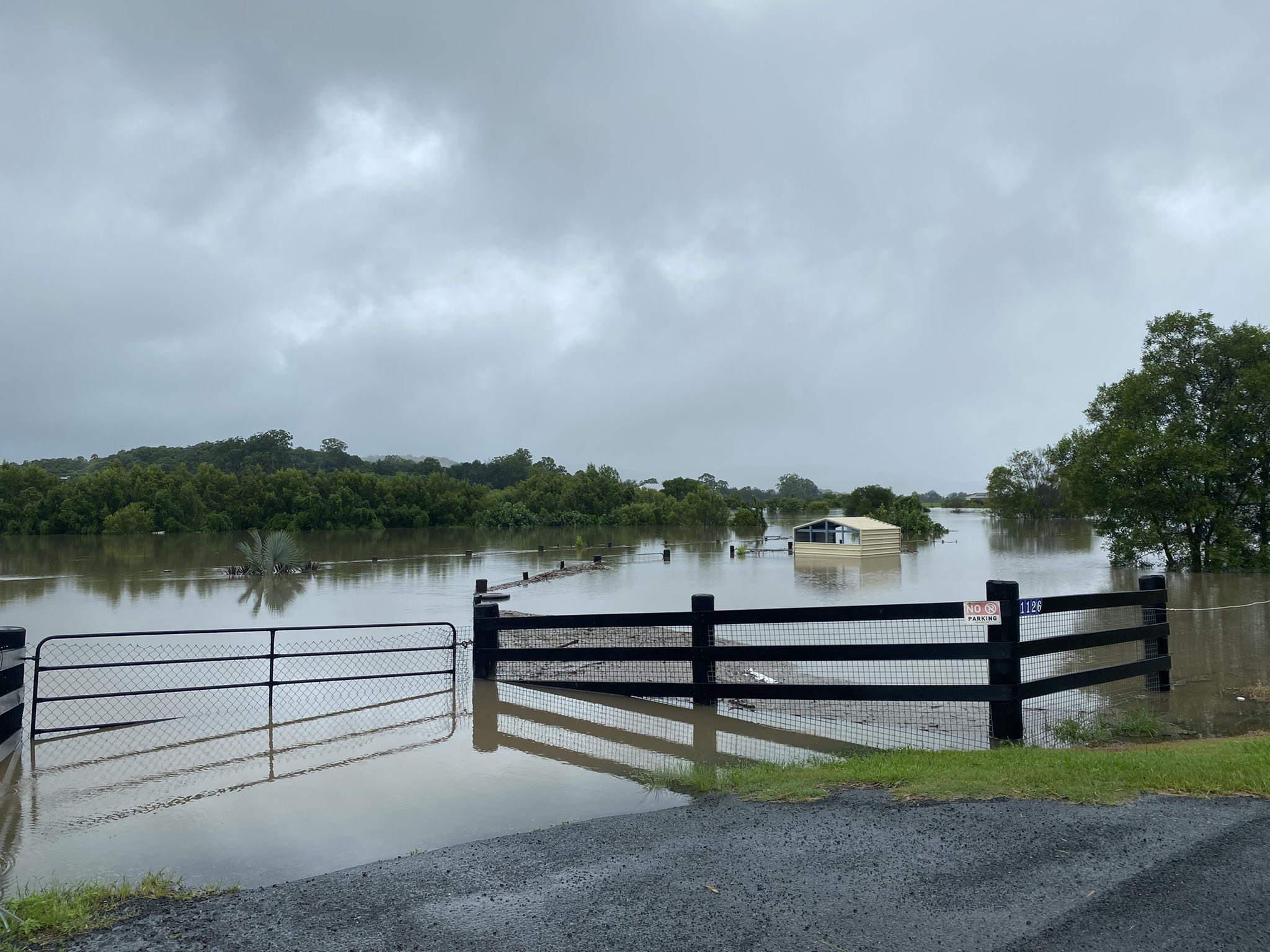 Coolum residents pile belongings into tinnies in scramble to escape