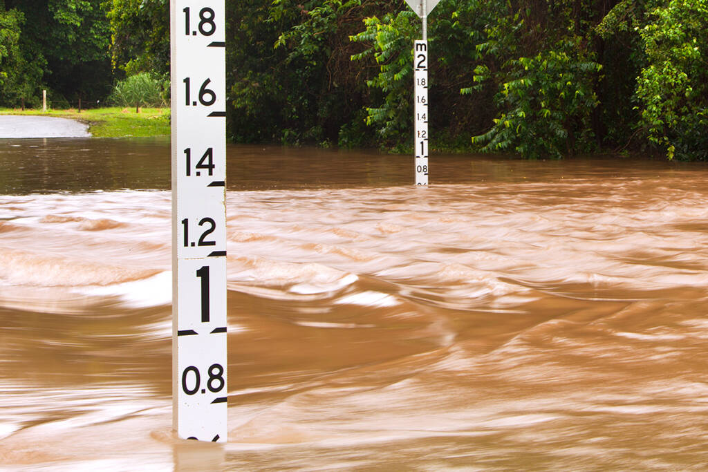 Evacuations underway in Moreton Bay region as high tides and mountain run-off cause floods to rise