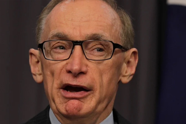 Bob Carr sends warning over attempt to extradite Julian Assange to America