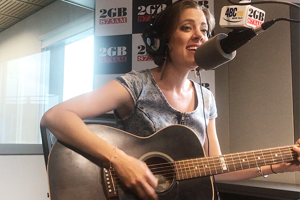 Country music star performs a very Aussie carol live in the studio