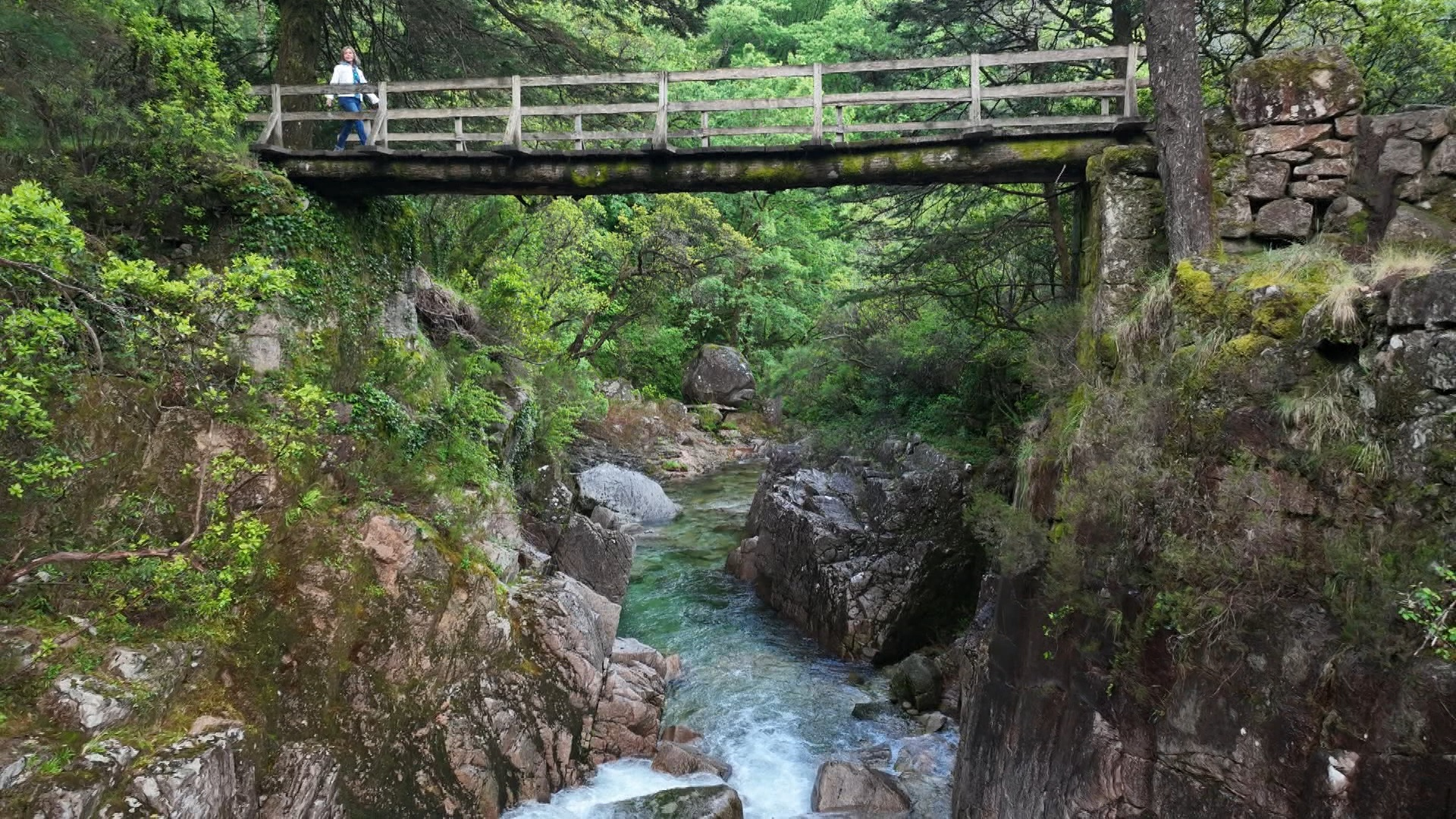 Entre trilhos até à cascata da Portela do Homem e águas termais que ajudam no tratamento da hipertensão e diabetes, "quem quer emagrecer deve passar pelo coração do Gerês"