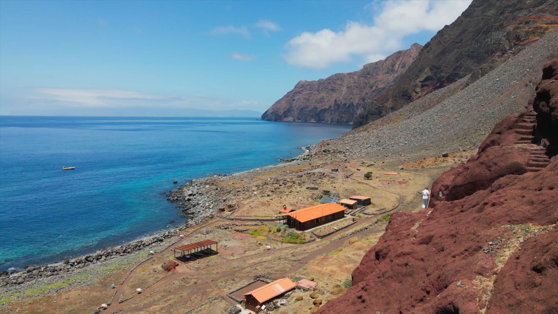 Uma visita inesperada ao chegar às Desertas e os viciantes percursos de água da Madeira, no Caminho do Pináculo e Folhadal