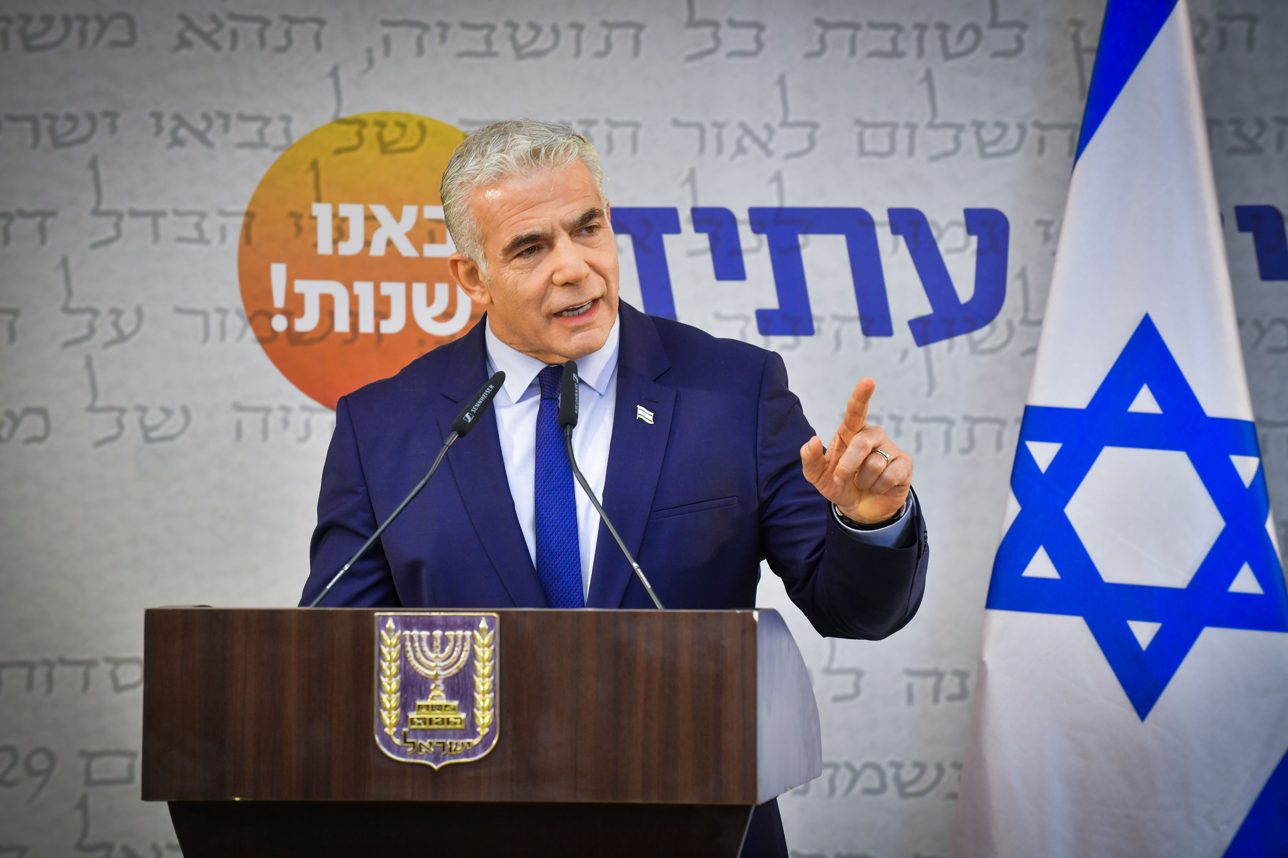 At Iran deal briefing, PM Lapid wags finger at Netanyahu