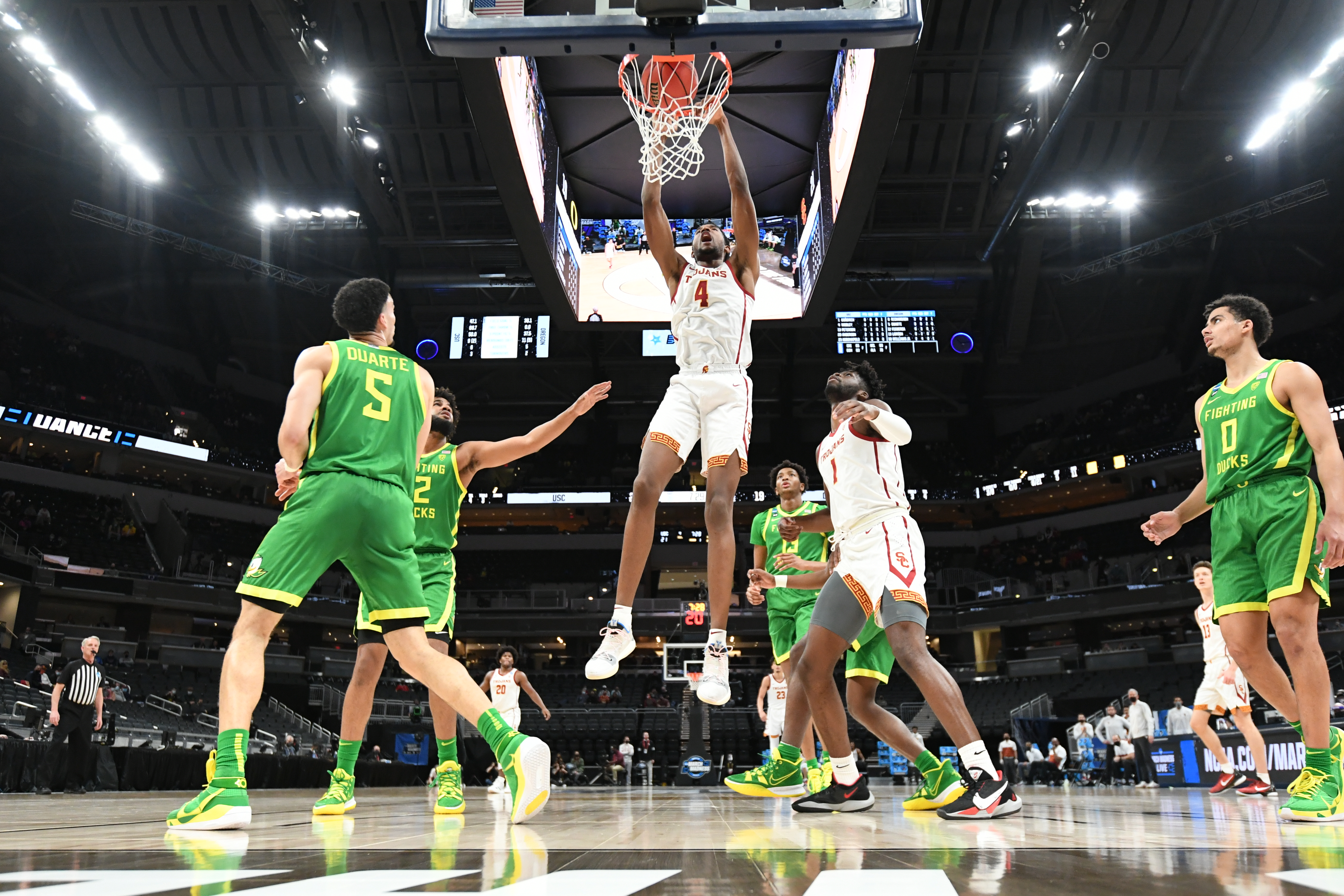 Highlight: USC's Evan Mobley's POSTERIZING DUNK