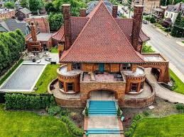 Famed ‘Circus House’ overlooking Goodale Park in disrepair and foreclosure