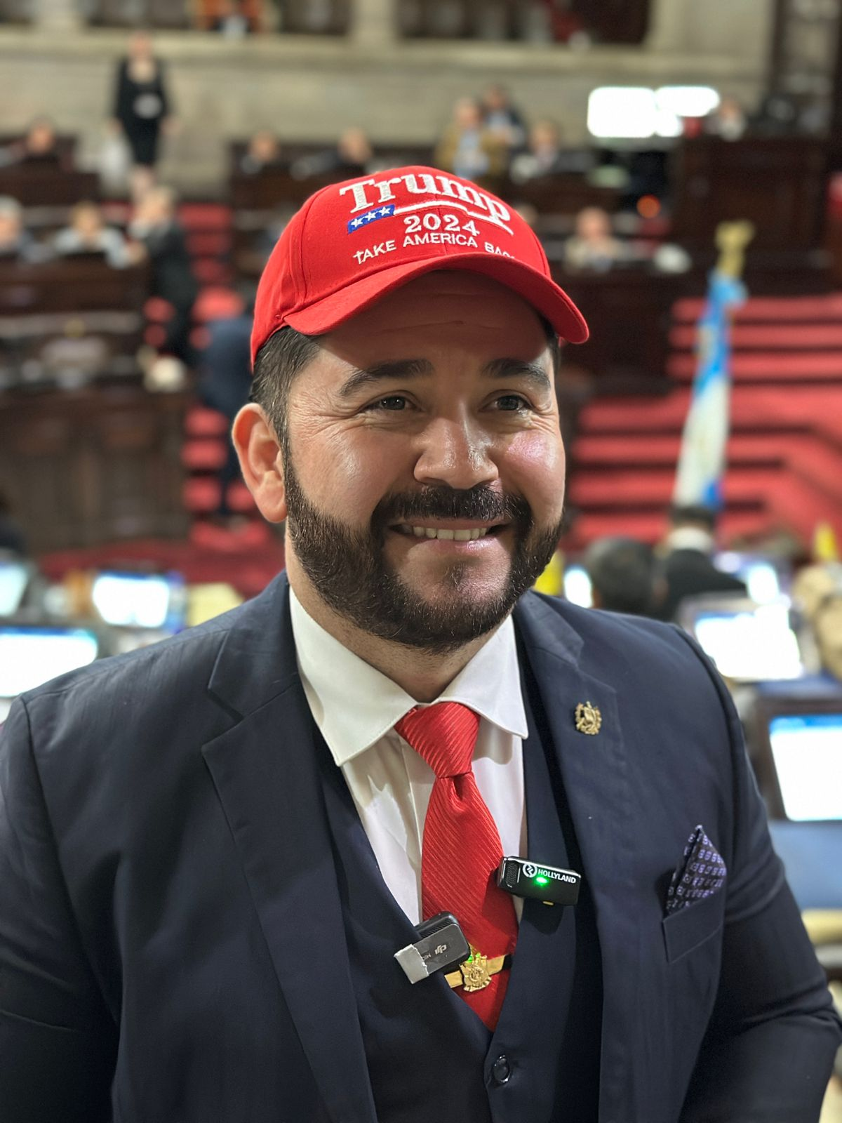 ¡Un toque de Trump en el pleno! Diputado Aldana y su singular muestra de apoyo