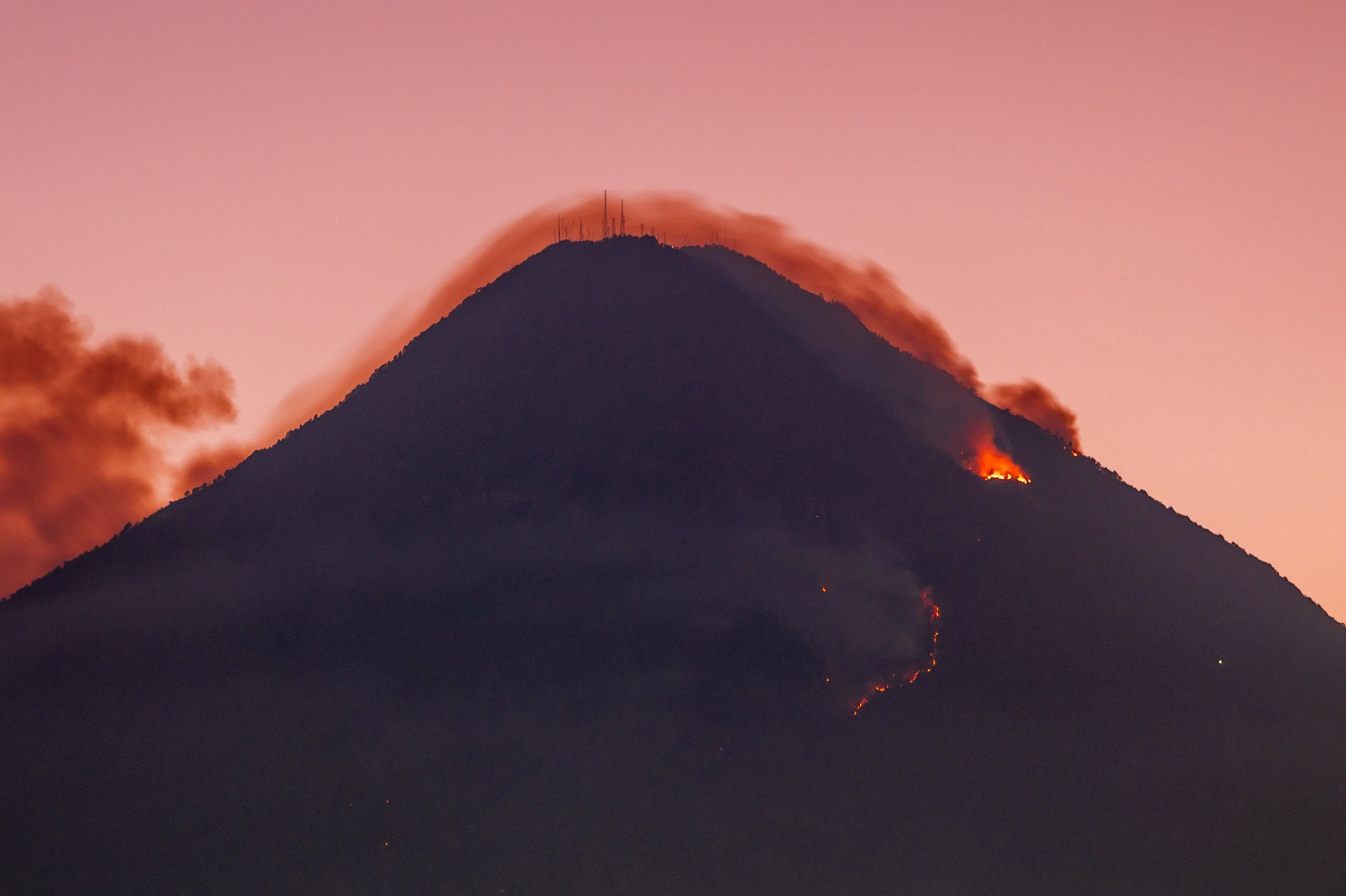 ¿Cómo van los trabajos para sofocar las llamas en el Volcán de Agua?